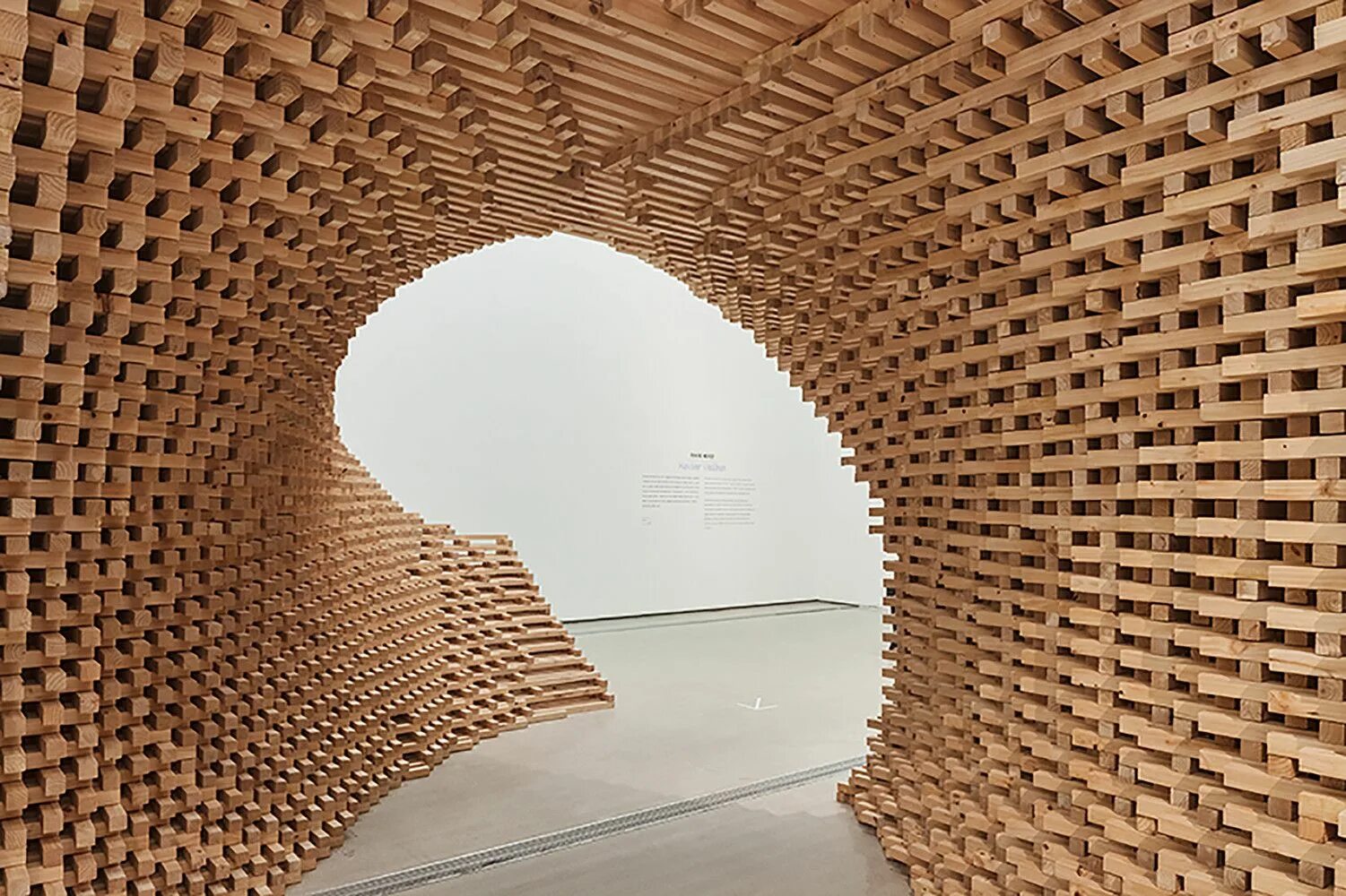 Деревянная инсталляция на стену. Wood space. Privathaus 1 etage halle foto sofa halle. Настенное панно лофт. Инсталляции из дерева в интерьере.