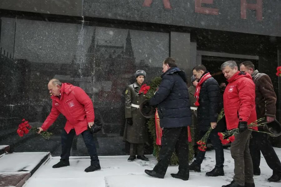 Мк новости сегодня и каждую минуту. КПРФ возложение цветов. Возложение цветов в Ставрополе 21 января. День памяти Ленина 21 января. 10-Я годовщина со дня смерти в.и. Ленина.