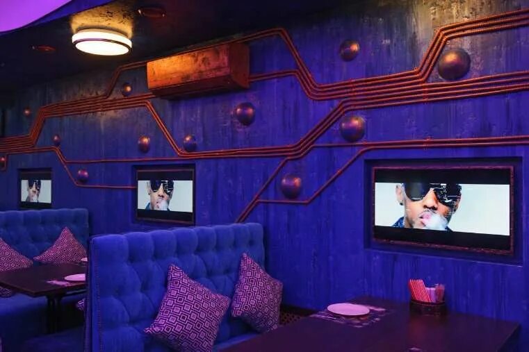 Караоке бар поешь. Ресторан на сретенке 26/1 пить и петь. Караоке центр. Караоке сеул саратов. Современный интерьер караоке бара.