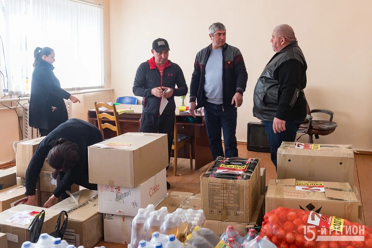 Регион сво. Гуманитарная помощь военнослужащим. Гуманитарка для военных. Гуманитарная помощь сво. Занимается гуманитарной помощью сво.