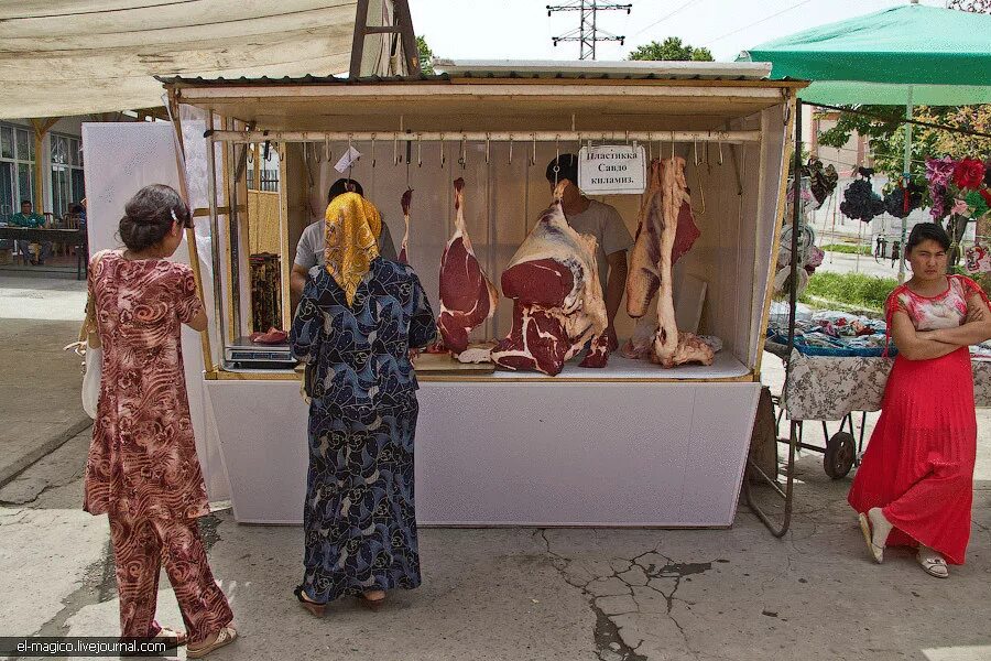 Сделай на узбекском. Андижан рынок. Узбечки на базаре. Узбечка на рынке. Узбекские женщины на базаре.