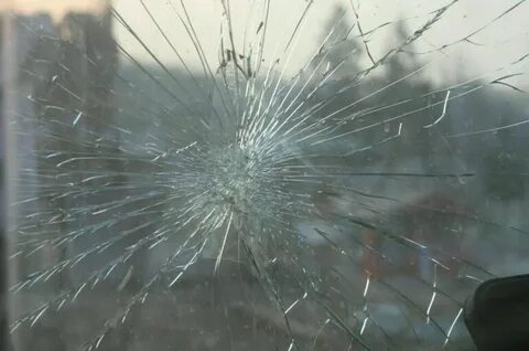 Разбитое окно в автобусе