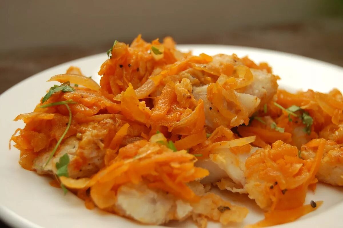 Рыба хек с морковкой. Минтай с морковью и луком. минтай в духовке с морковью и луком. тушеная рыба минтай. минтай тушеный с морковью и луком.