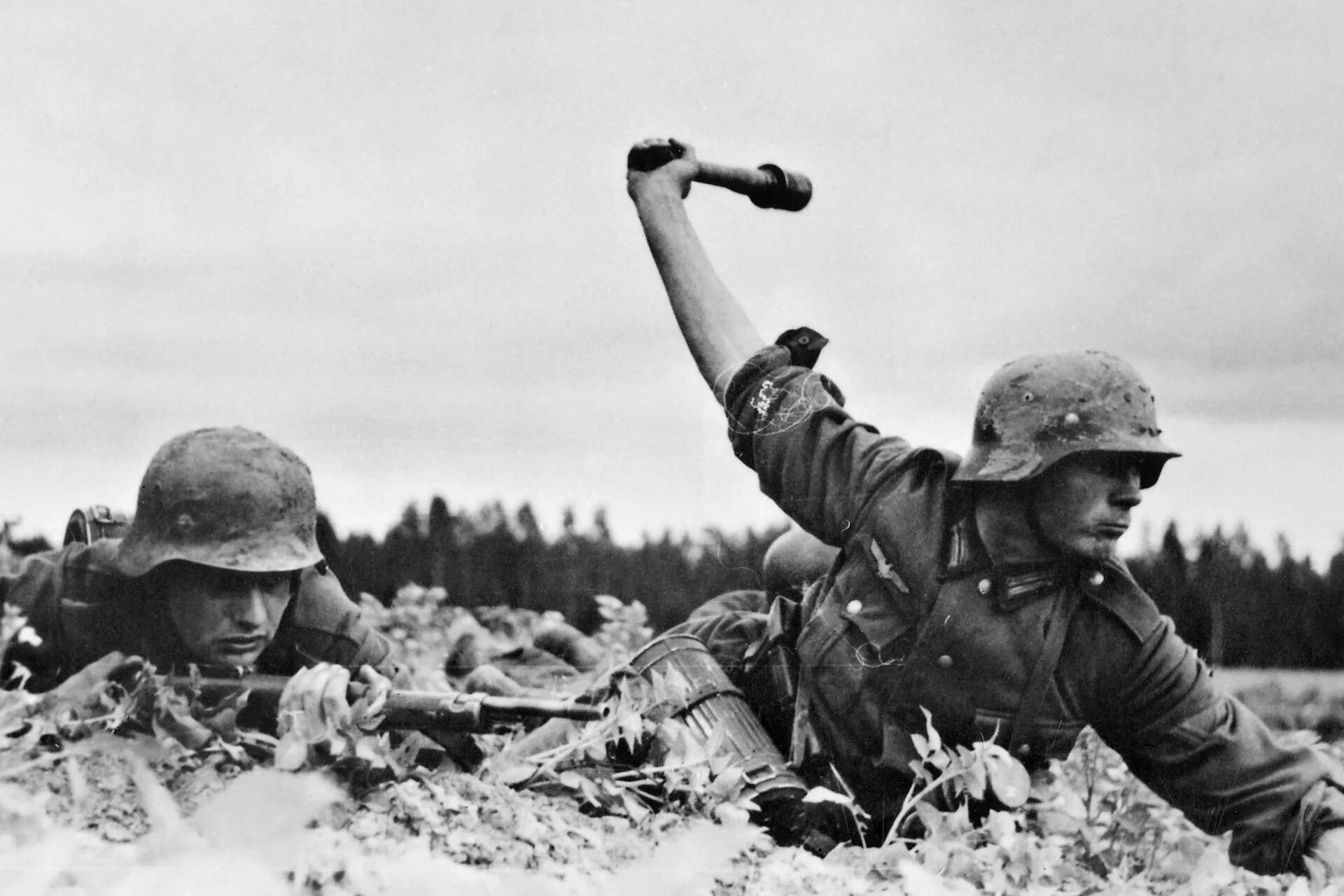Солдаты вермахта 22 июня 1941. Солдат вермахта с гранатой м 39.