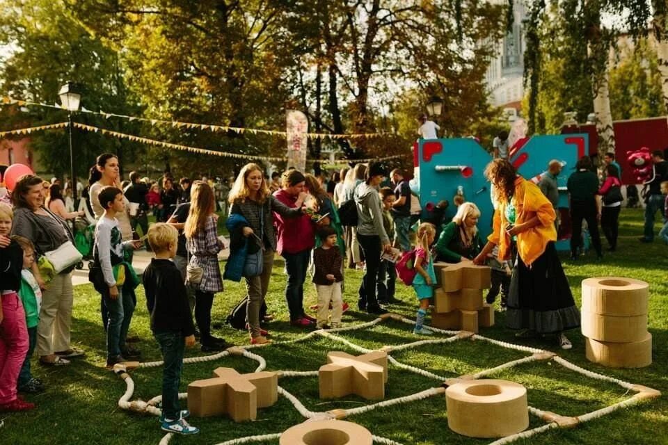 Увеселительные мероприятия это. Уличные развлечения для детей. Творческие площадки для детей. Интерактивные площадки для детей на празднике. Мероприятия для детей в парке.