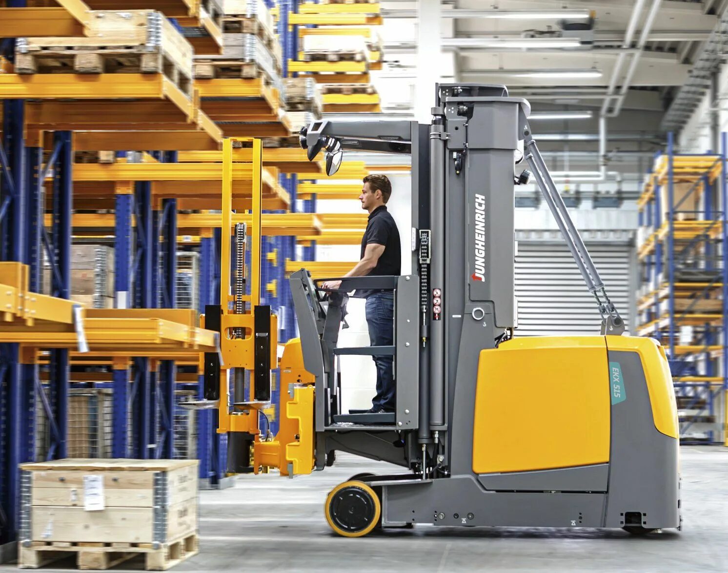 Техника используемая на складе. Ричтрак юнгхайнрих. Юнгхайнрих подъемно-погрузочная. Штабелер ричтрак Jungheinrich. Узкопроходный штабелер Jungheinrich EKX 516.