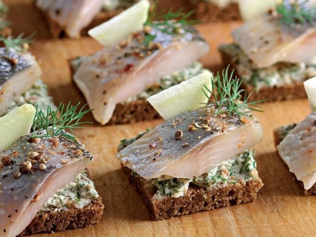Бутерброды с селедкой и плавленным сыром. Канапе с селедкой и яблоком. бутерброды на праздник. необычные закуски. бутерброды с бородинскими хлебцами.