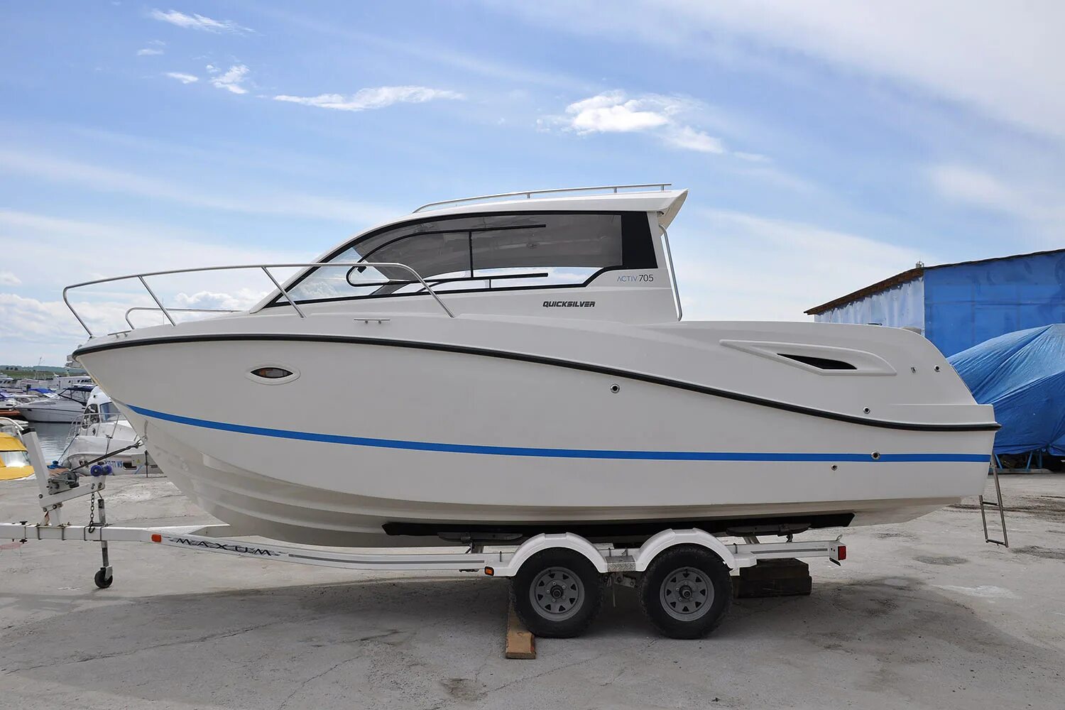 Квиксильвер 705 катер. Quicksilver 705 Activ. Катер Квиксильвер Activ 705. Quicksilver Activ 705 Cruiser.