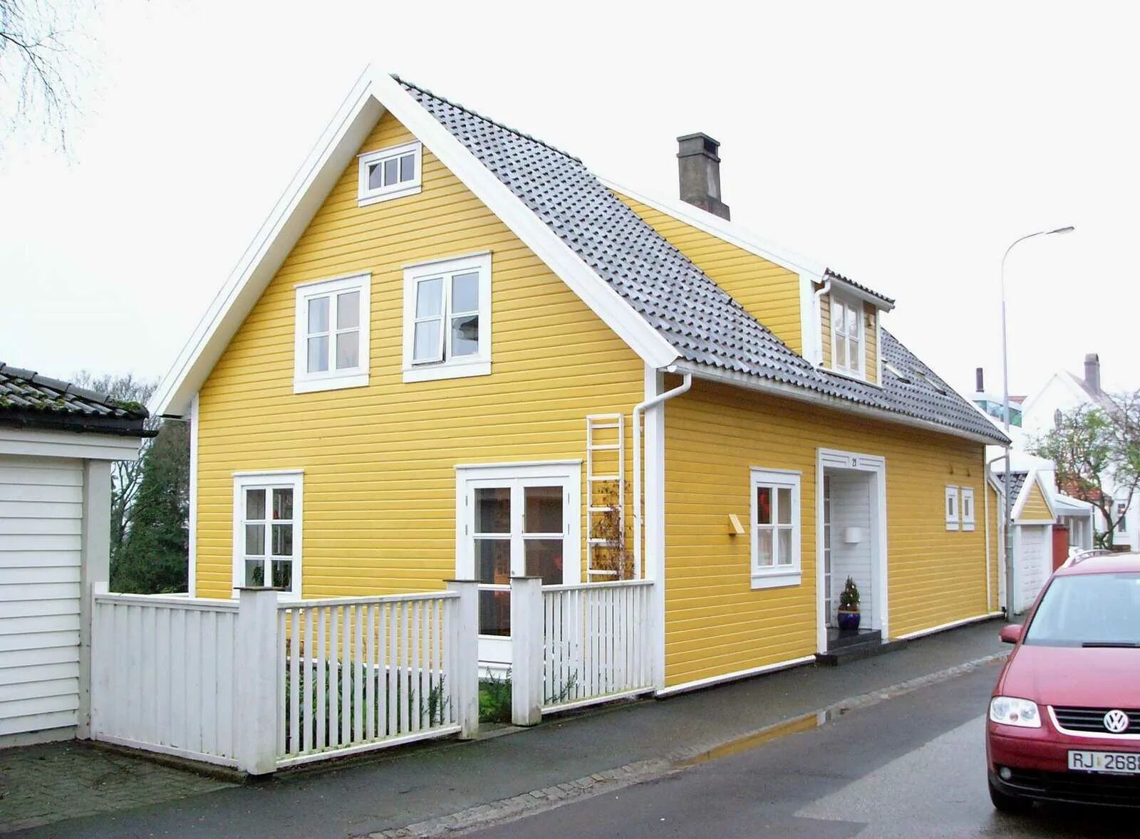 Какой краской красить дом снаружи. Виниловый сайдинг БРИК Хаус. Йеллоу Хаус. Желтый сайдинг. Дом желтого цвета.