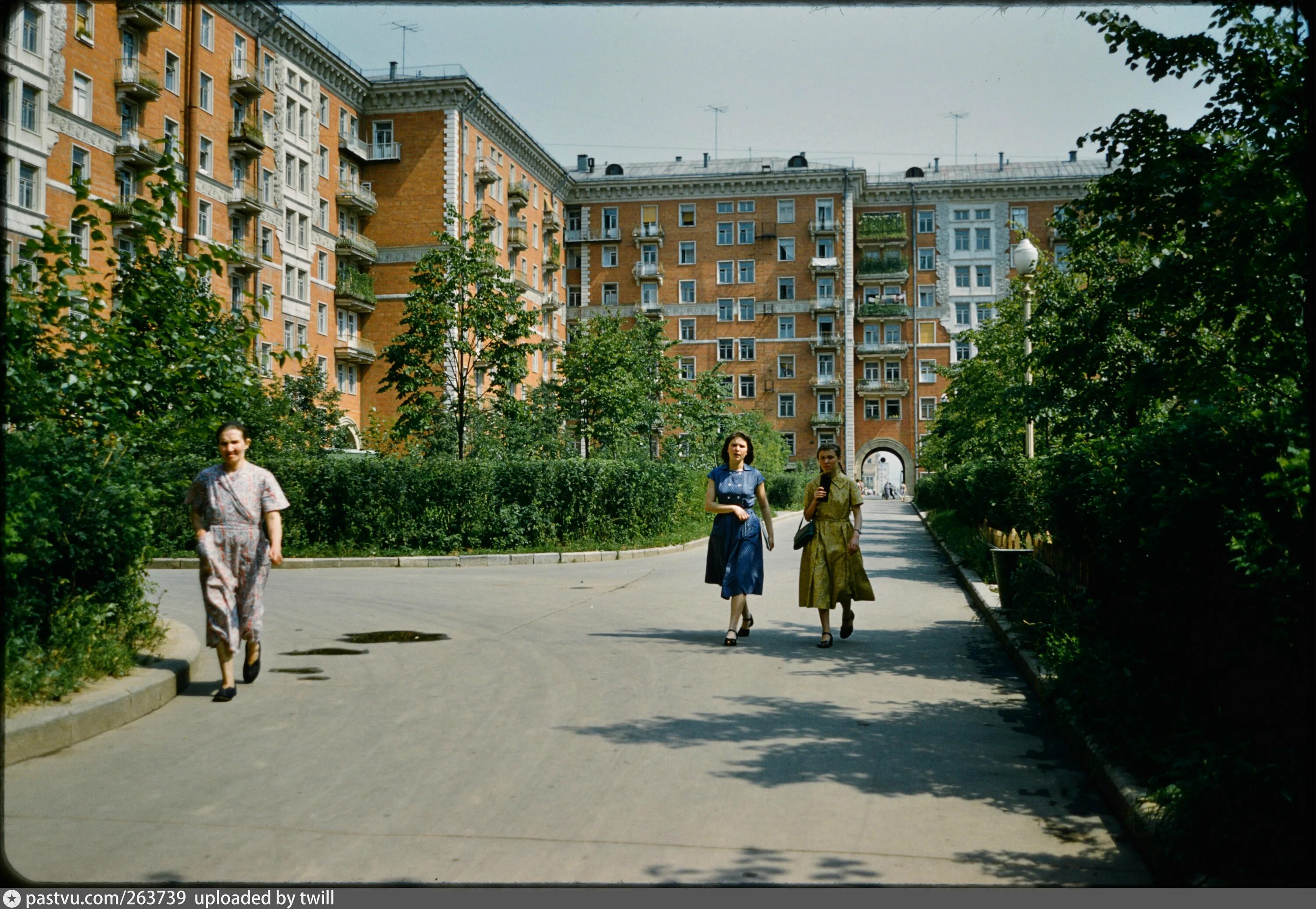 Советский район москвы ссср. Двор СССР 50е. Двор Россия 90е пятиэтажки. Хрущёвки СССР. Экспериментальный квартал 9-й Черемушки.