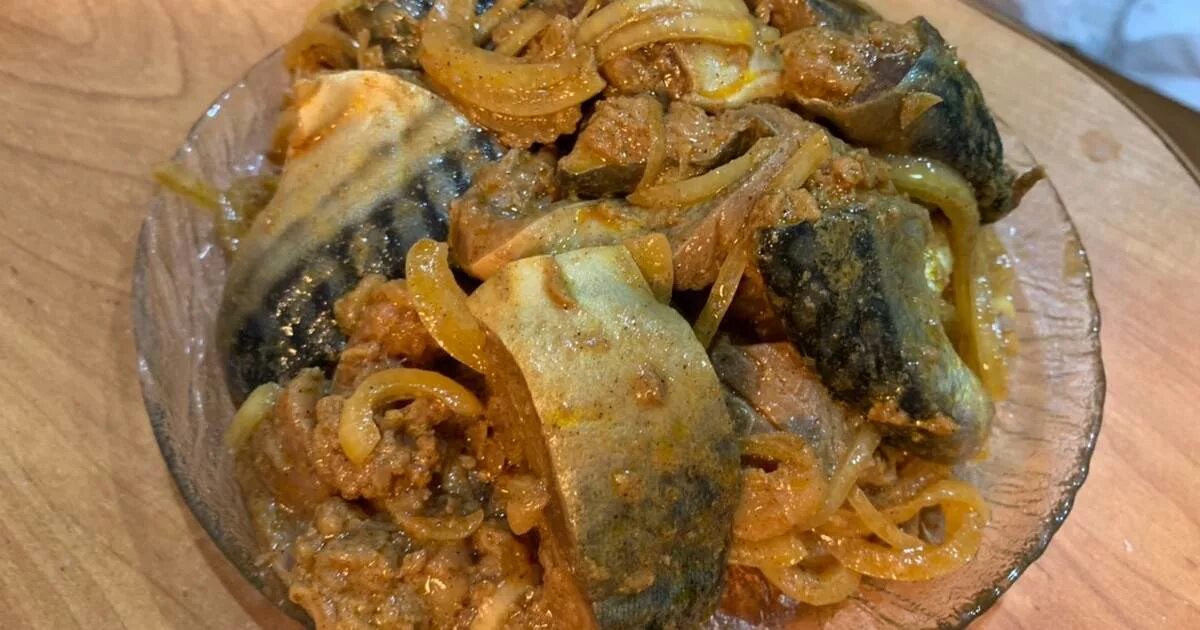 засолка скумбрии дома с луком. скумбрия на сковороде. маринад для скумбрии. скумбрия кусочками с луком. селёдка малосольная скумбрия.