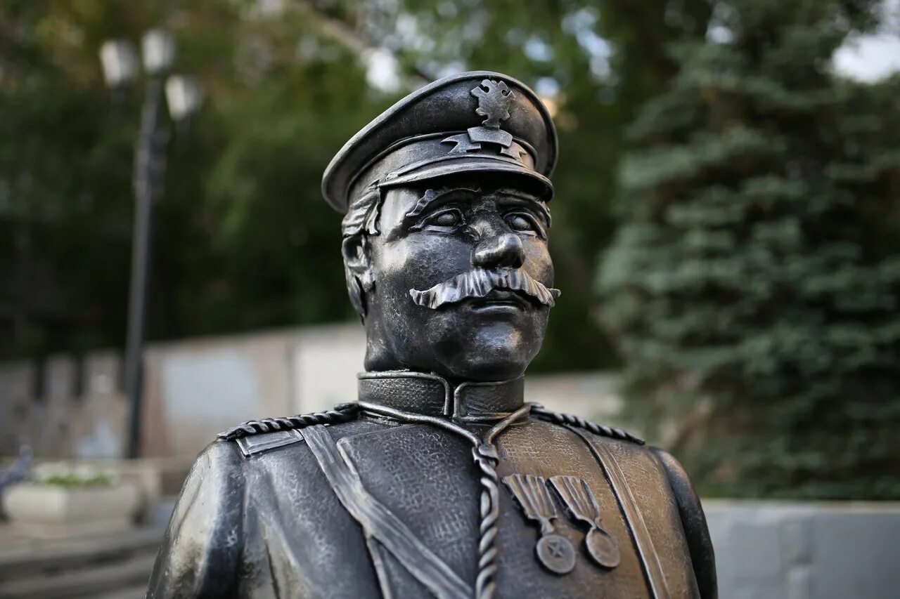 Памятник городовому в плесе. Городовой телефон. Городовой телефон. Городовой телефон. Памятник городовому на ленина в омске.