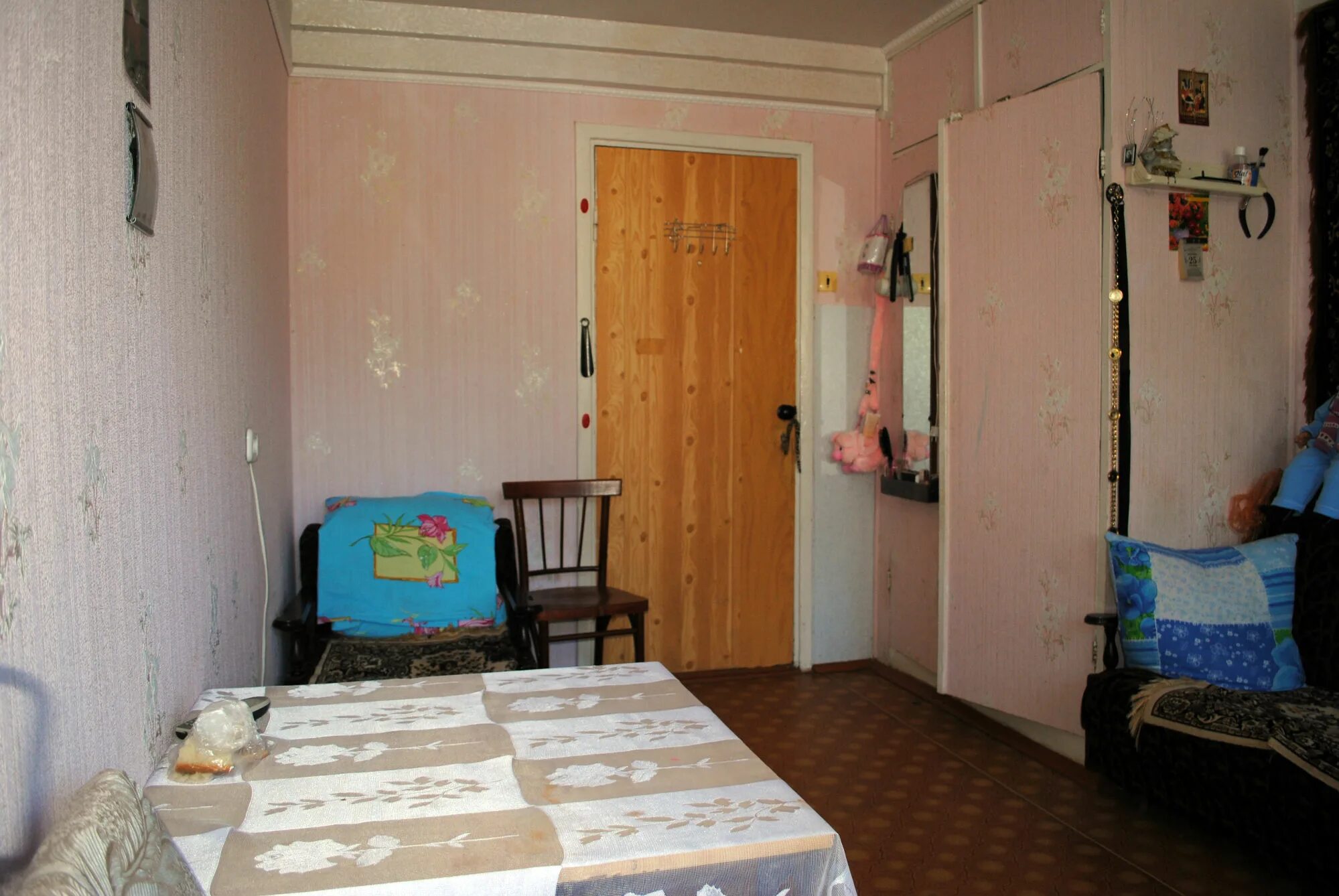 Комната в общежитии. Комната в общежитии без ремонта. Старая комната в общежитии. Комната в общаге без ремонта.