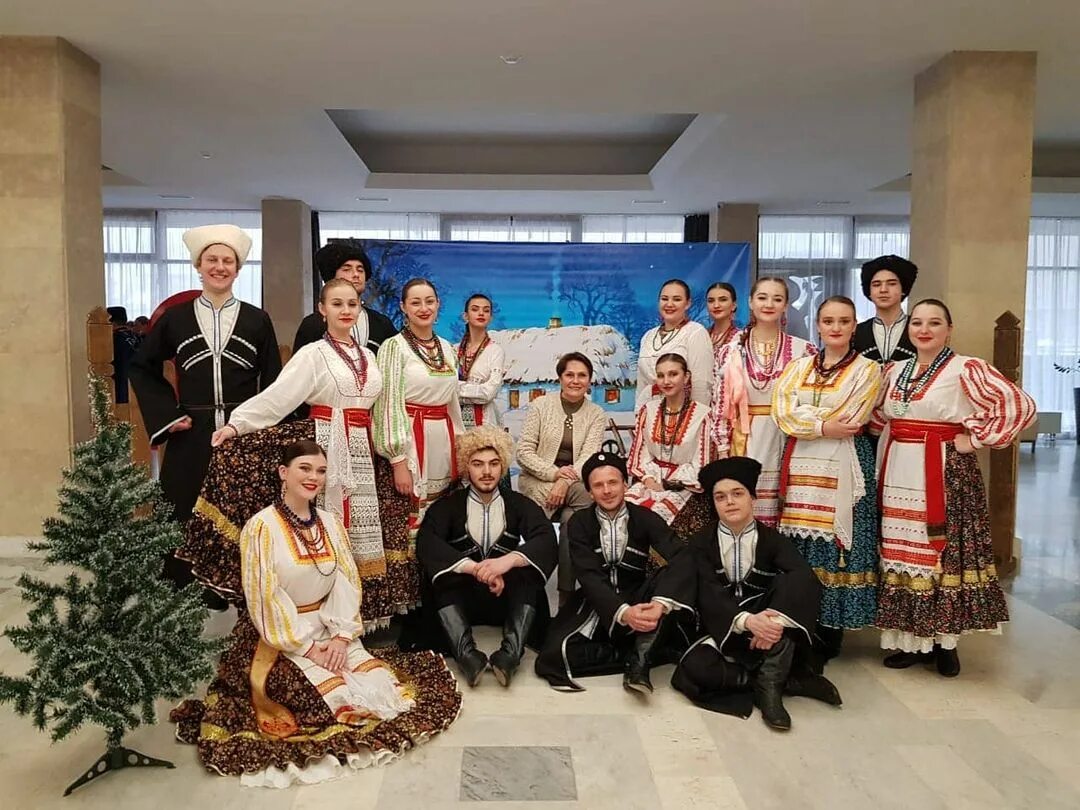 Ансамбль хуторок пятигорск. Ансамбль хуторок. Украинский ансамбль вирского. Ансамбль хуторок. Казачий ансамбль хуторок пятигорск.