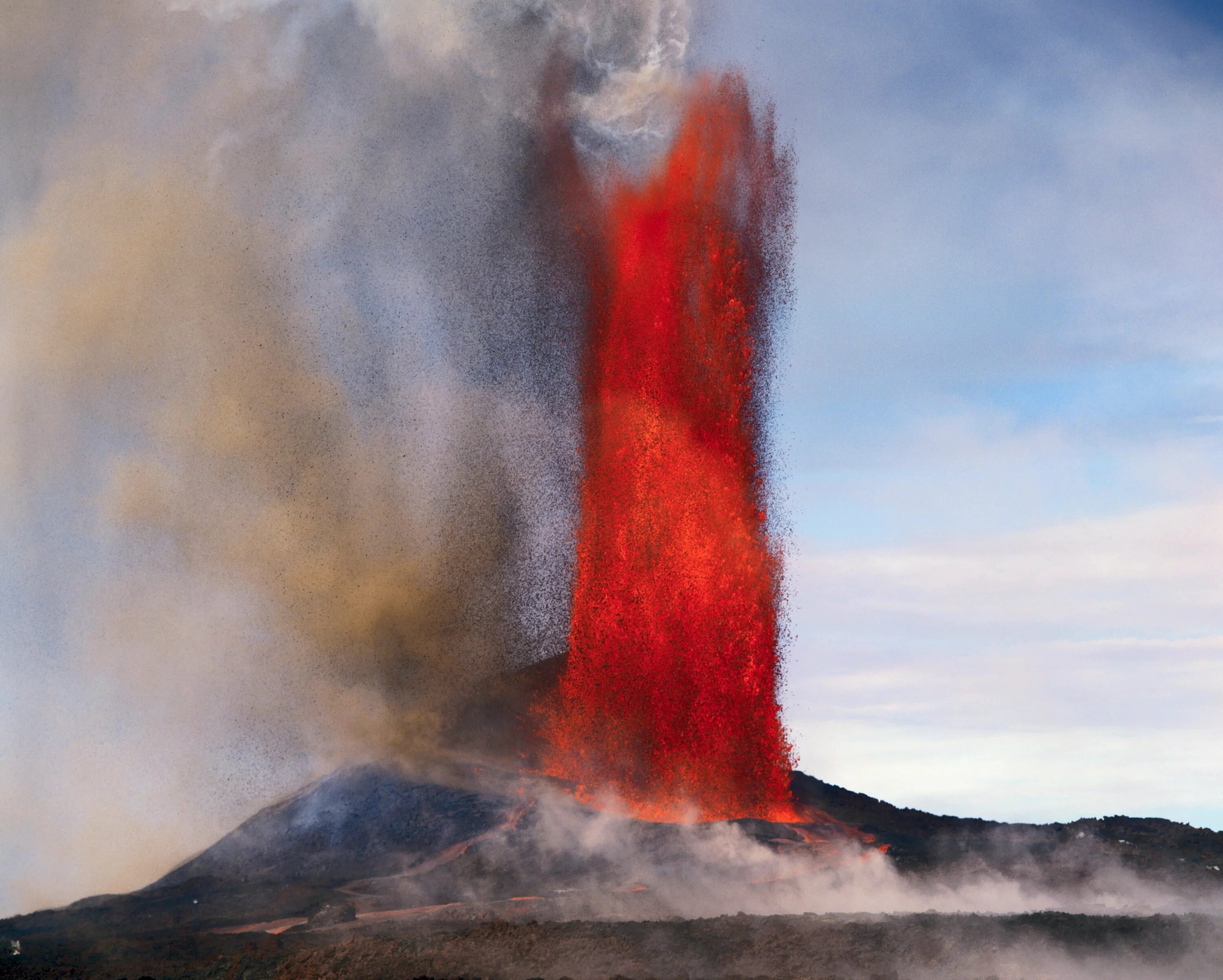 Извержение вулкана какое явление. Извержение вулкана Килауэа 2021. Извержение вулкана Тамбора. Природные явления вулканизм. Вулканы площадного типа.