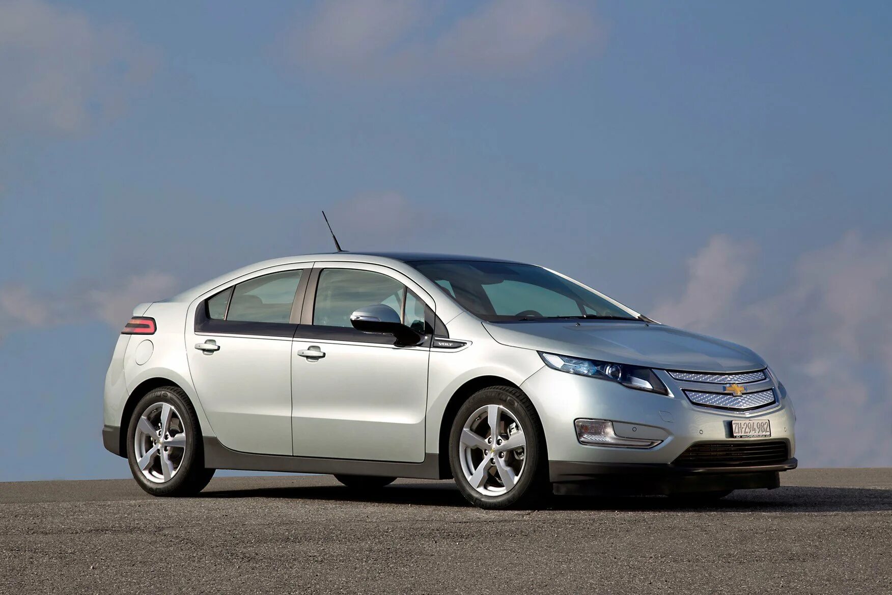 Купить шевроле хэтчбек бу. Chevrolet Volt 2010. Chevrolet Volt 2011. Шевроле вольт 2010 год. Chevrolet Volt 1.