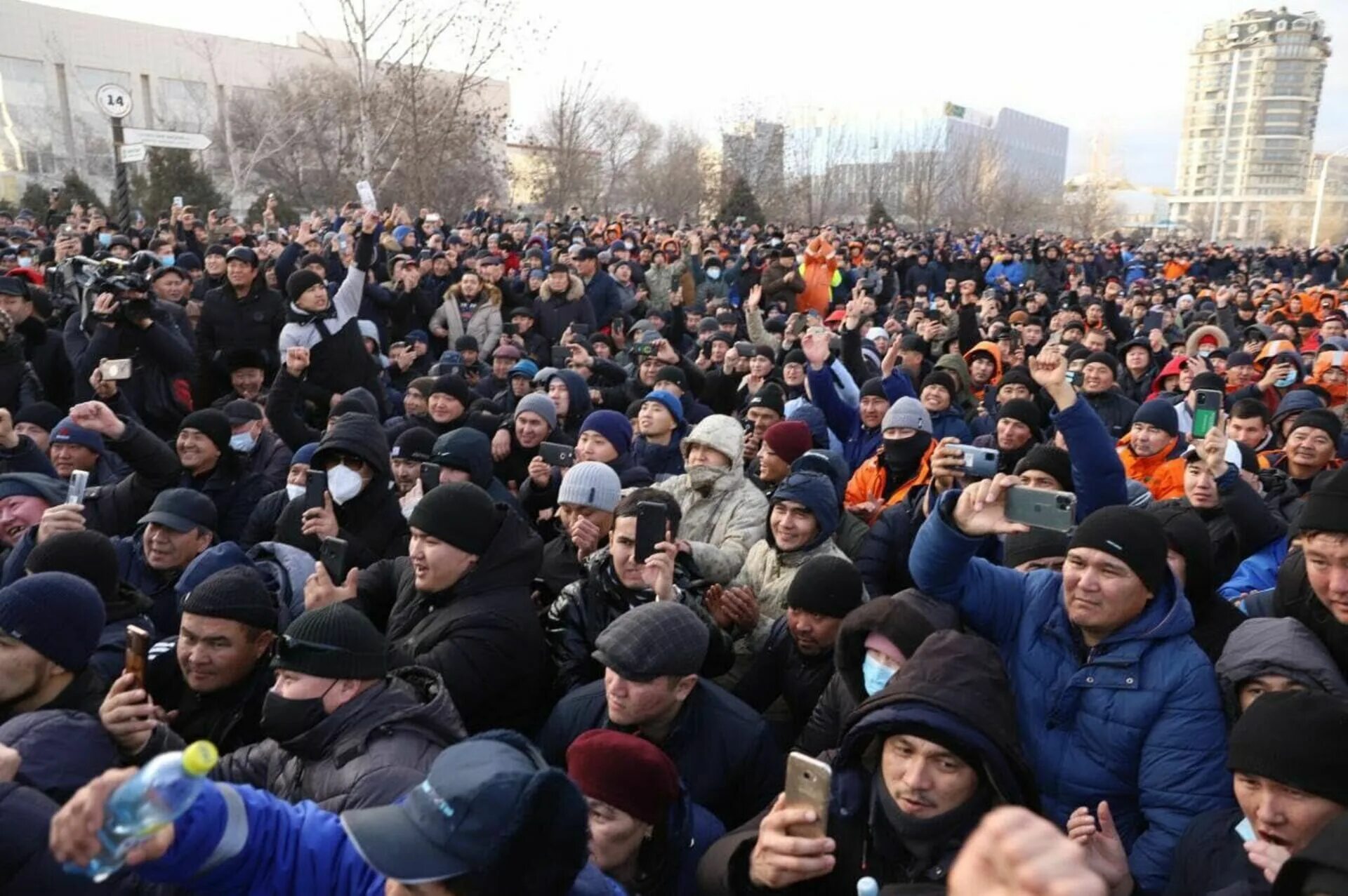 Толпа участников митинга. Казахстан январь 2022 протесты. Массовые протесты в Казахстане 2022. Протесты в Казахстане 2021. Восстание в Казахстане 2022.