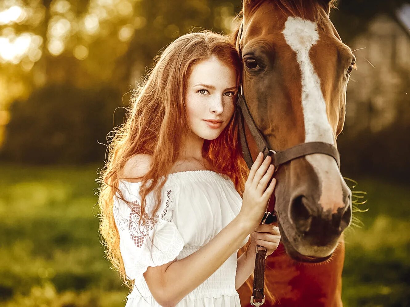 На рыжем коне. Фотосессия с лошадьми. Девушка с лошадью. Фотосессия с лошадкой. Красивая фотосессия с лошадью.