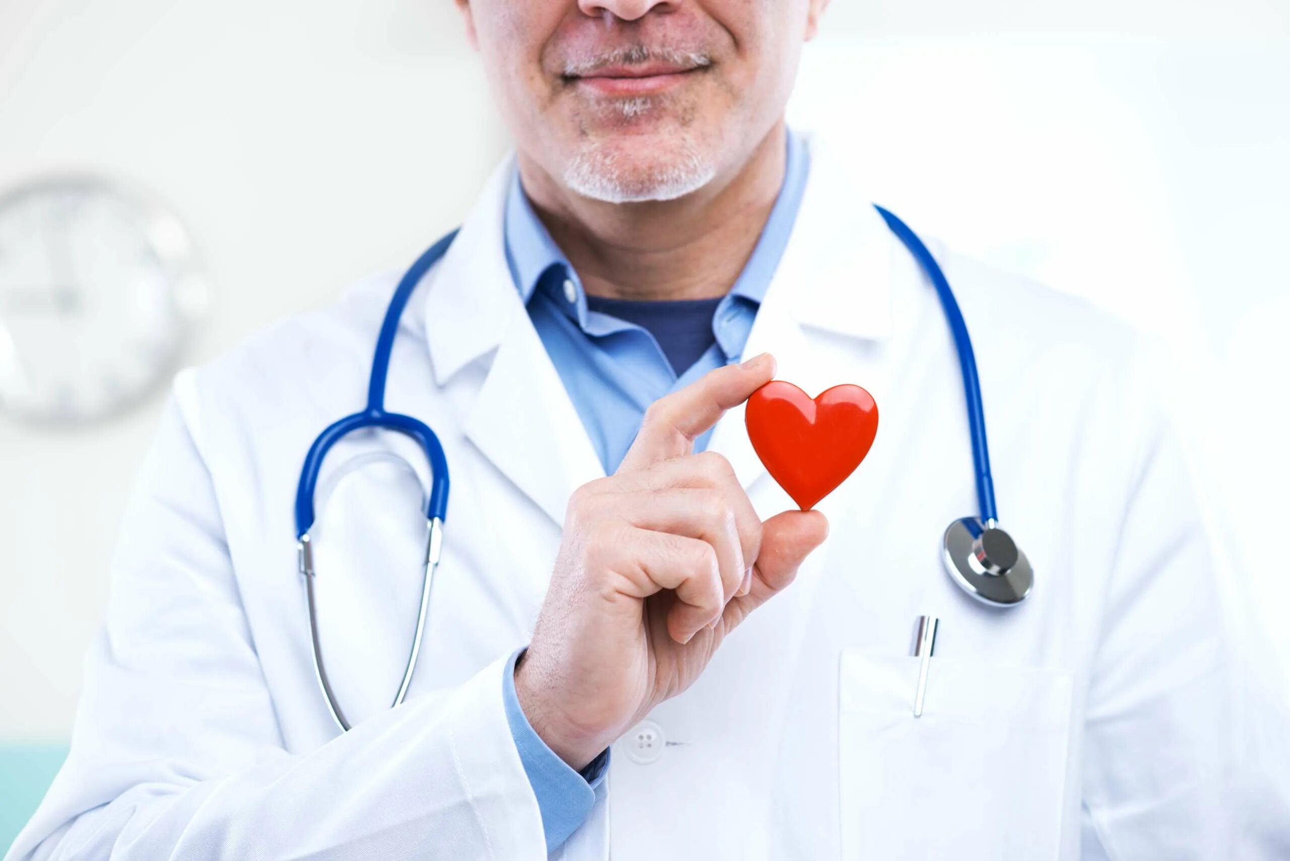 Сосудистые заболевания врач. Врач кардиолог. Врач с сердцем. Добрый врач. Врач с сердечком.