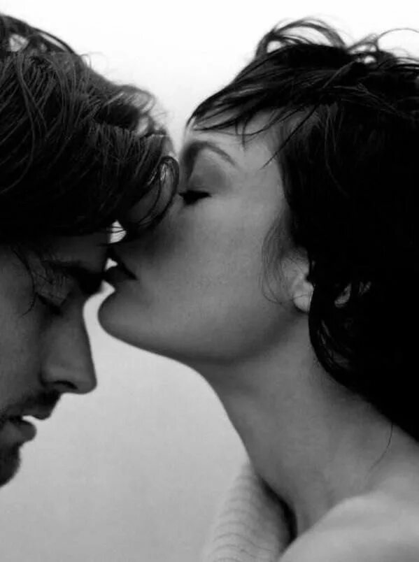 Поцеловать женскую. Нежный поцелуй. Красивый поцелуй. Скромный поцелуй. Целует в лоб.