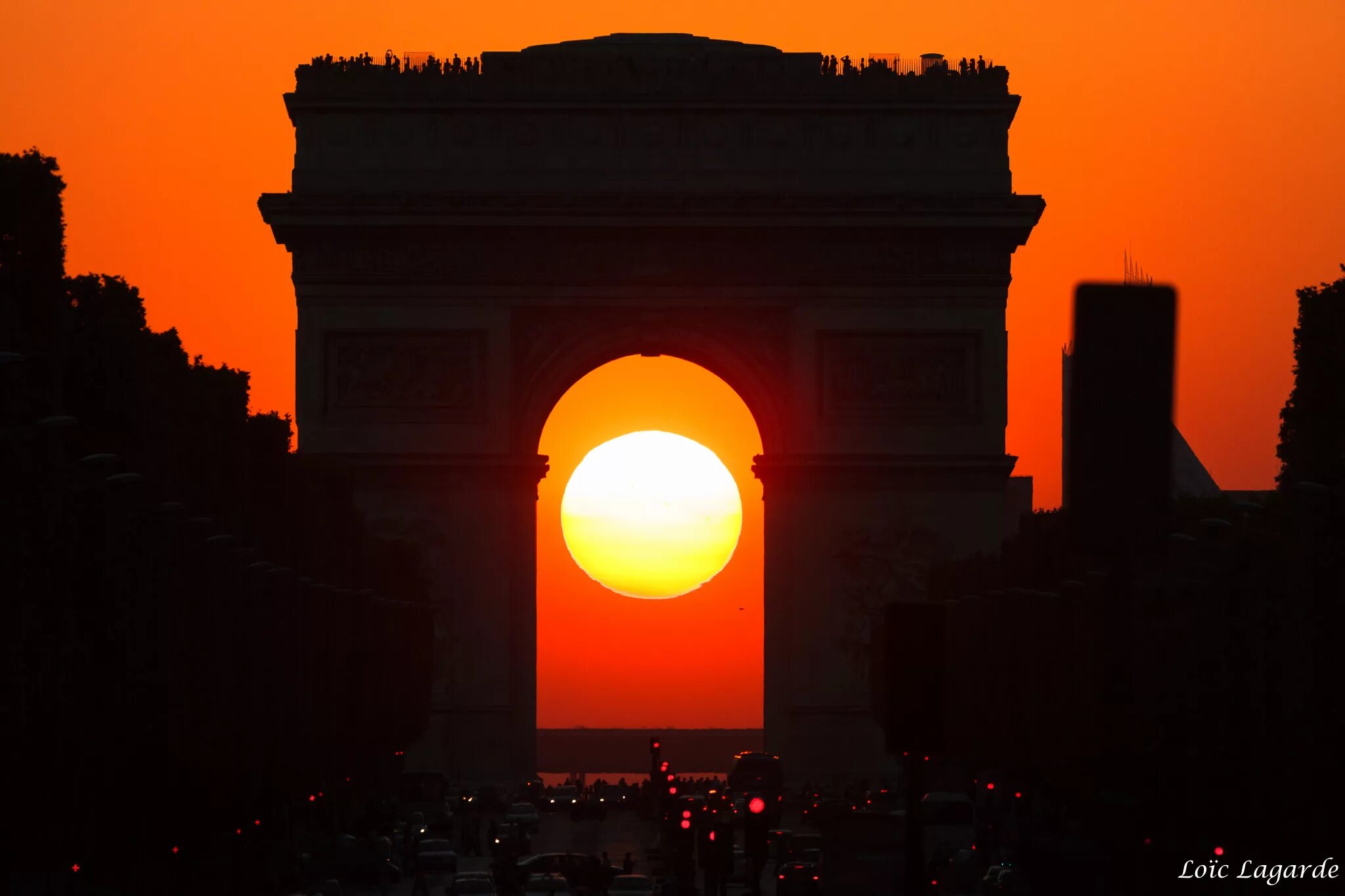 Солнечная арка. Триумфальная арка Париж. Солнце в Триумфальной арке Париж. Триумфальная арка Париж закат. Триумфальная арка Париж силуэт.