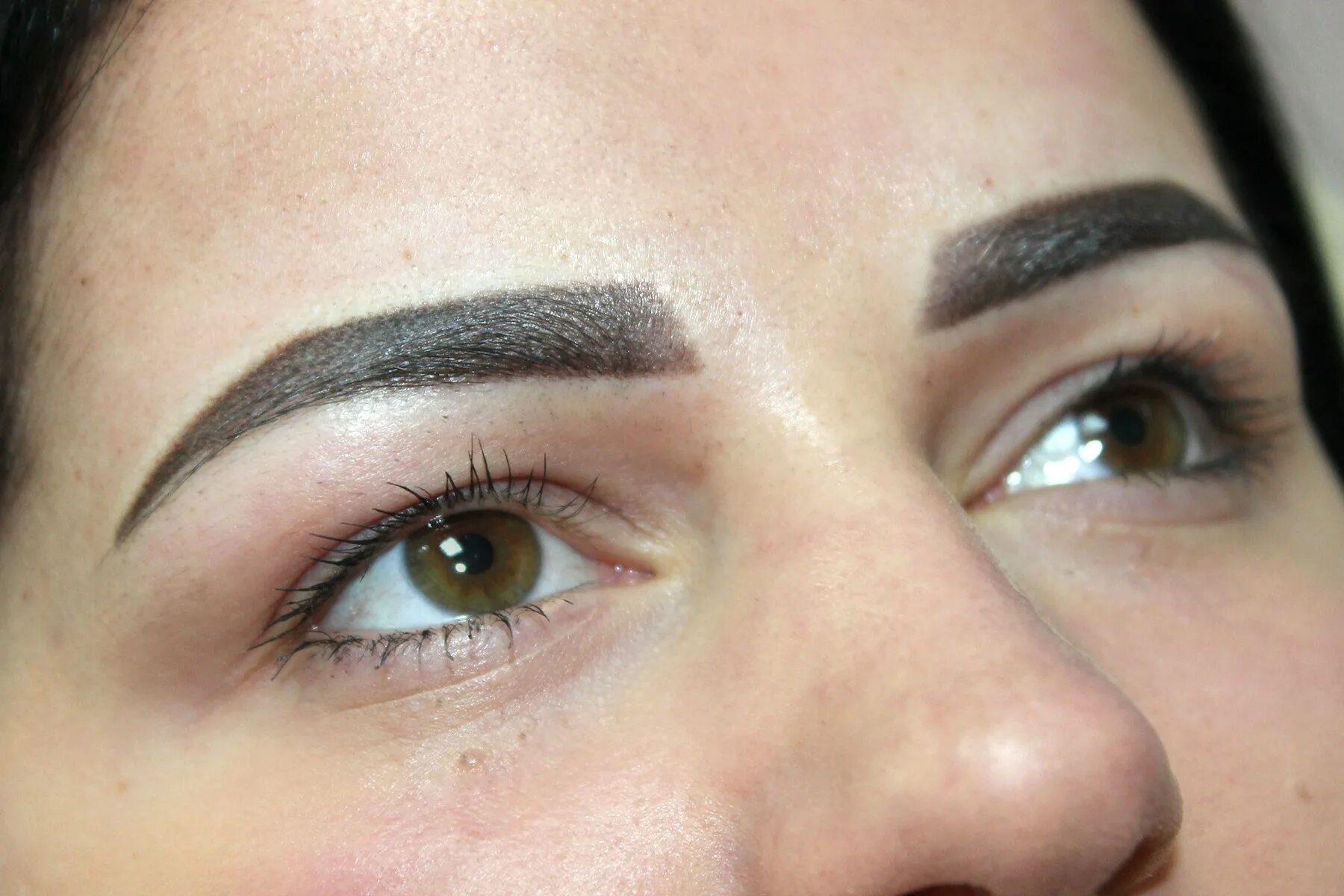 Плохой перманентный макияж. Татуаж бровей ошибки. Некачественный татуаж бровей. Плохой перманентный макияж. Неудачный перманент бровей.