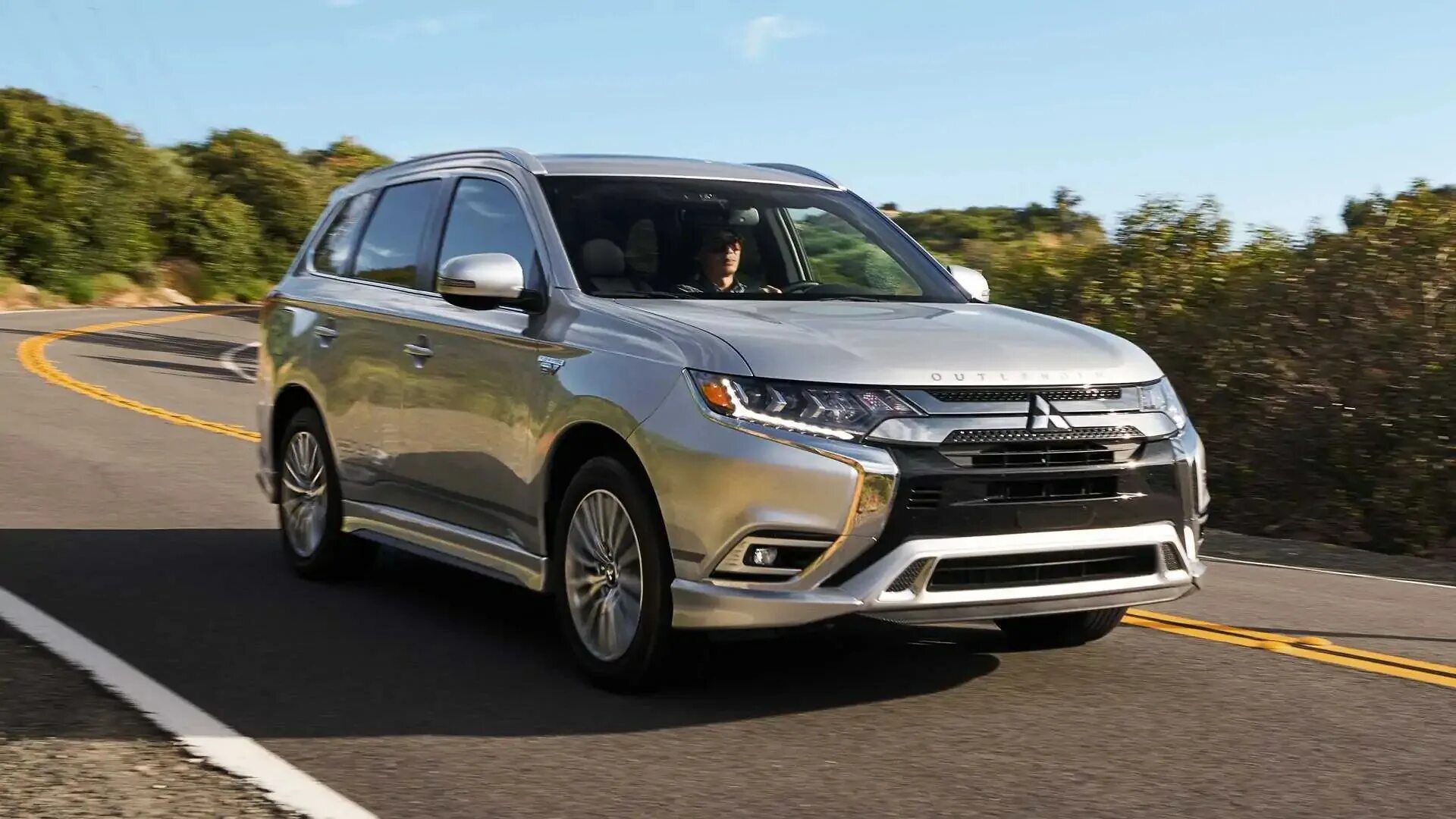 Mitsubishi Outlander PHEV 2021. Митсубиси Аутлендер гибрид 2018. Митсубиси Outlander 2021. Гибрид Mitsubishi Outlander PHEV.