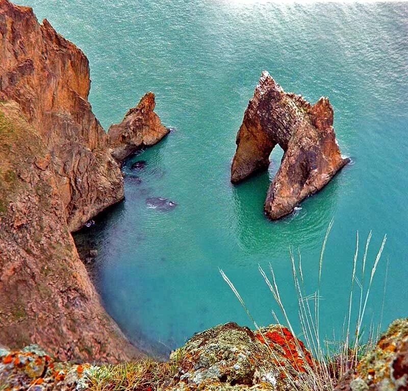 Орджоникидзе вода. Карадаг скала золотые ворота. Карадаг скала Коктебель. Коктебель Карадаг золотые ворота. Феодосия заповедник Карадаг.