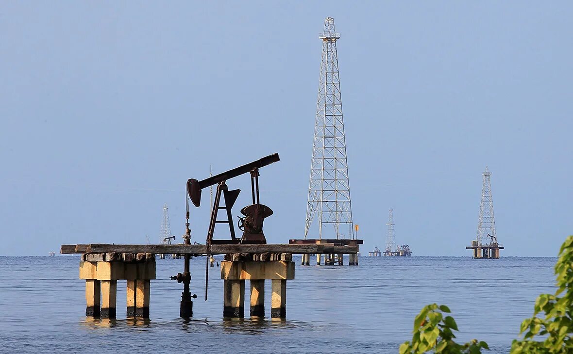 Добыча нефти начало. Озеро Маракайбо добыча нефти. Венесуэла озеро Маракайбо. Озеро Маракайбо месторождение нефти. Озеро Маракайбо в Венесуэле нефть.