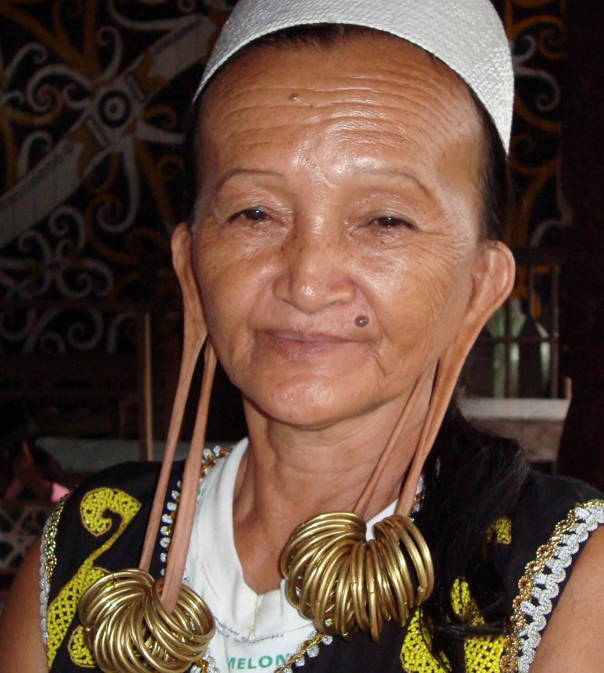 Даяки Борнео длинные уши. Даяки племя. Калимантан даяки.