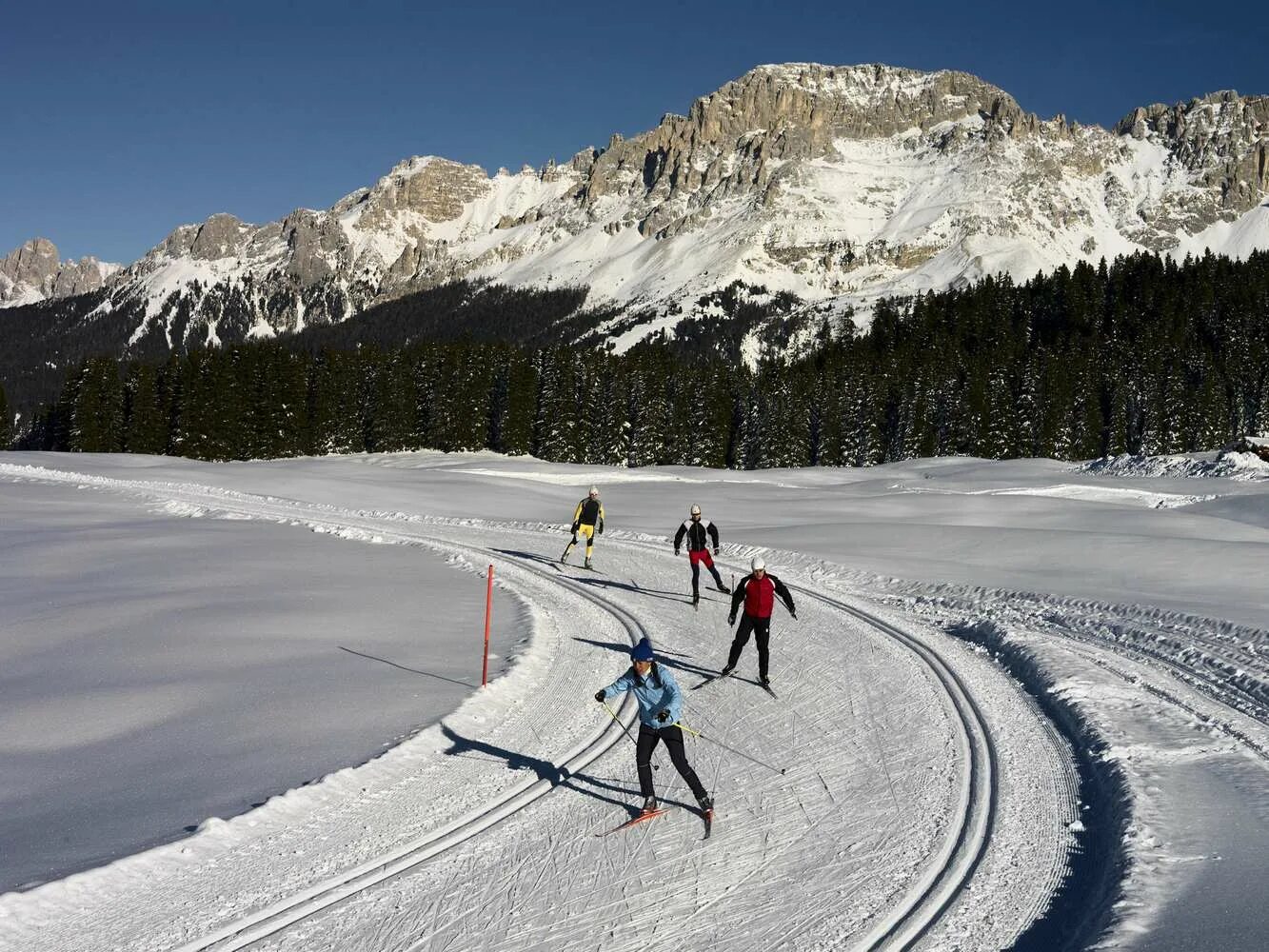 Кросс Кантри скиинг. Беговые лыжи. Лыжники. Беговые лыжи горы. Cross country ski