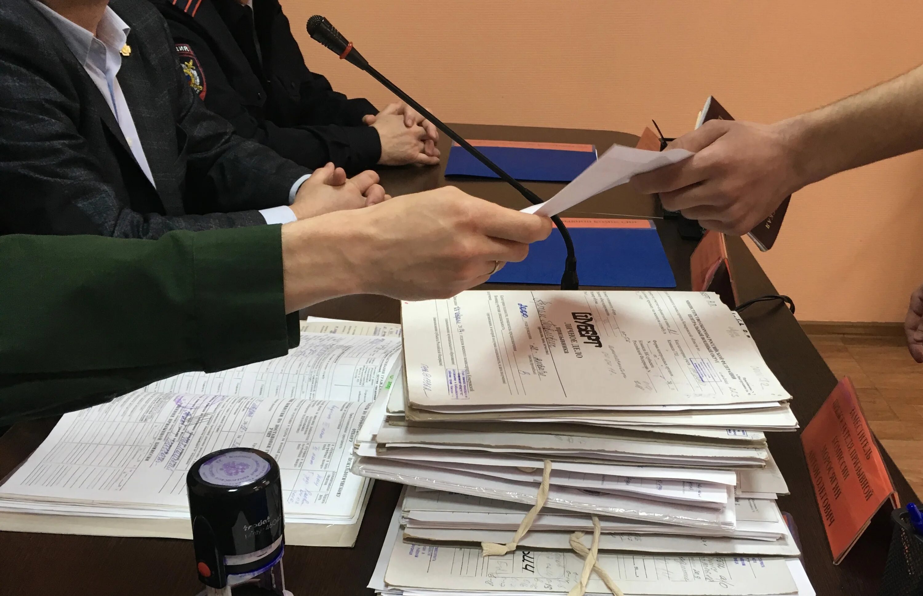 Вручение повесток призывникам. Вручение повестки в военкомат. картина вручение повестки. военкомат вручает повестку. вручение повестки картинка.