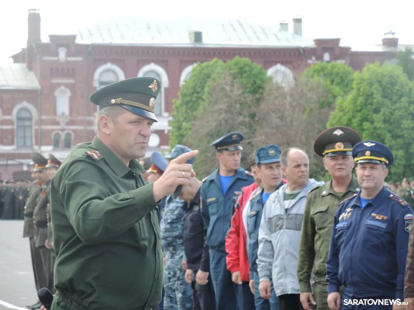 Каким показан полковник в сцене