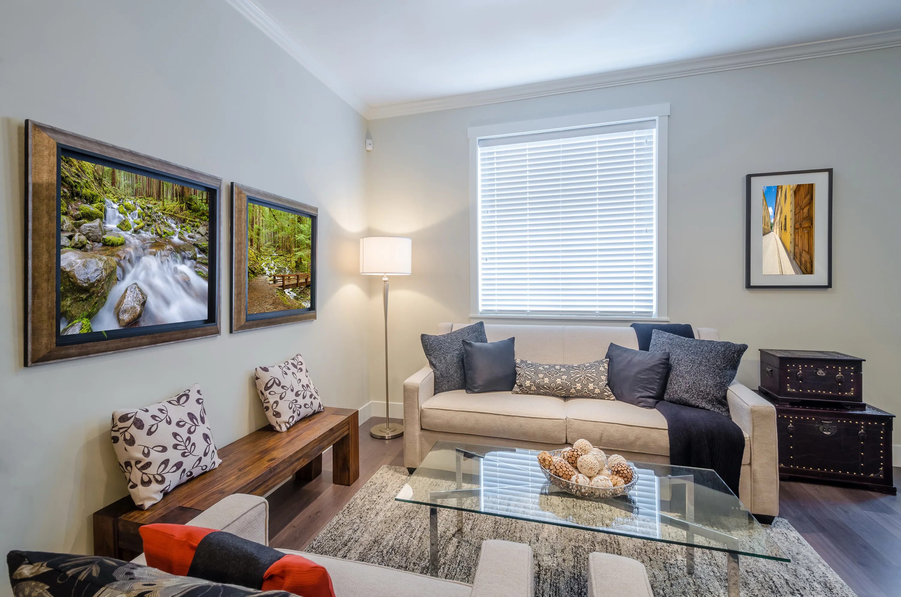 телевизор напротив окна в гостиной. картины над диваном в гостиной. диван и телевизор в интерьере. гостиная с диваном и телеком. два дивана в гостиной.