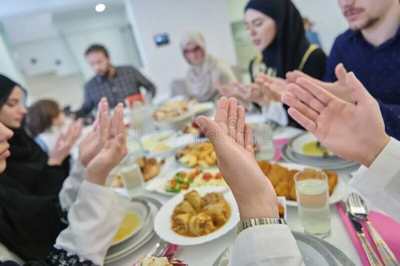 Ужин у мусульман. Ифтар с семьей. Праздник Рамадан люди едят праздничную еду. Мусульманин с женой ифтар. Ифтар фото семейный.