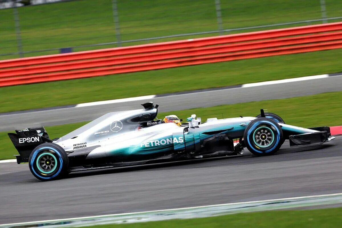 1 2017 года. Mercedes-AMG f1 w08. Formula 1 Mercedes AMG f1 w08 2017. Mercedes AMG w08 2017 f1. Mercedes AMG Petronas f1 w08.