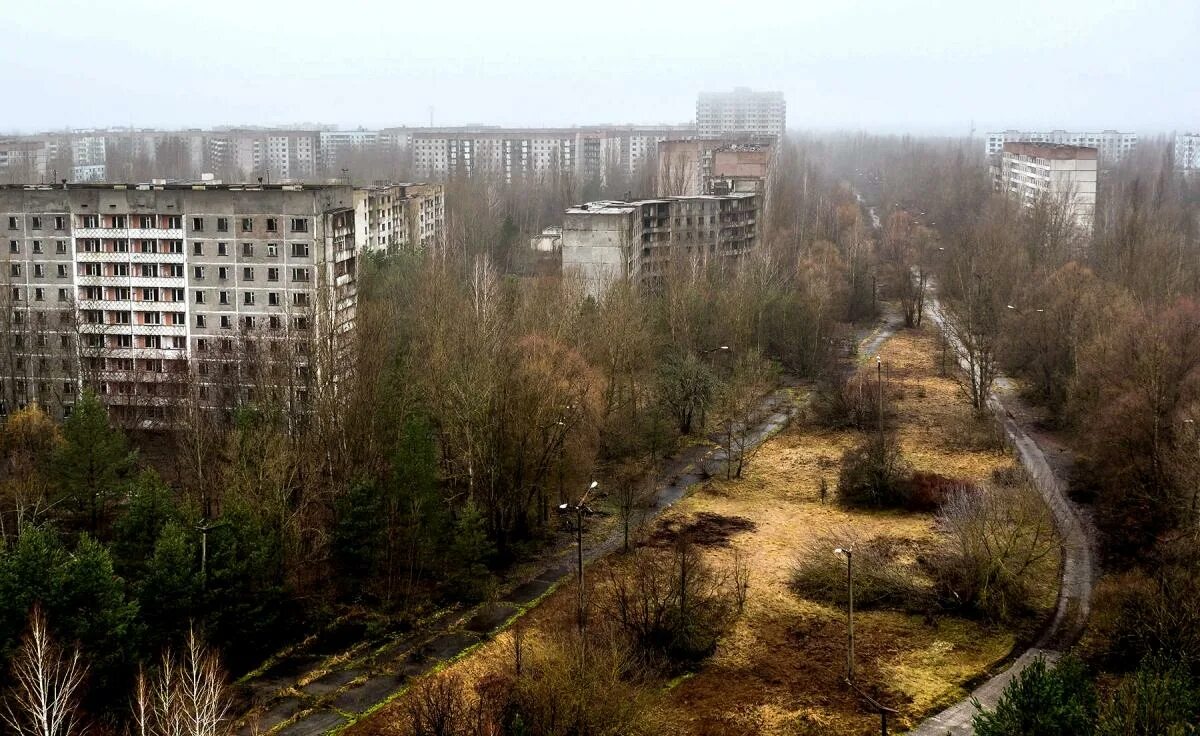 Pripyat chernobyl. Город Припять и ЧАЭС. Зона отчуждения город Припять. Припять город призрак.