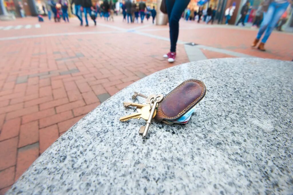 Примета найти на улице. Lost Keys. Ключи лежат на улице. Падают ключи примета. Ive Lost my Keys.