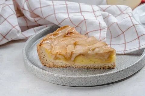 Открытый яблочный пирог из песочного теста
