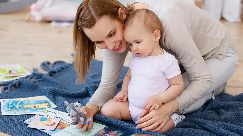 Как научить ребенка 2. Раннее детство. мама занимается с малышом. развитие ребенка. мама и малыш занятия.