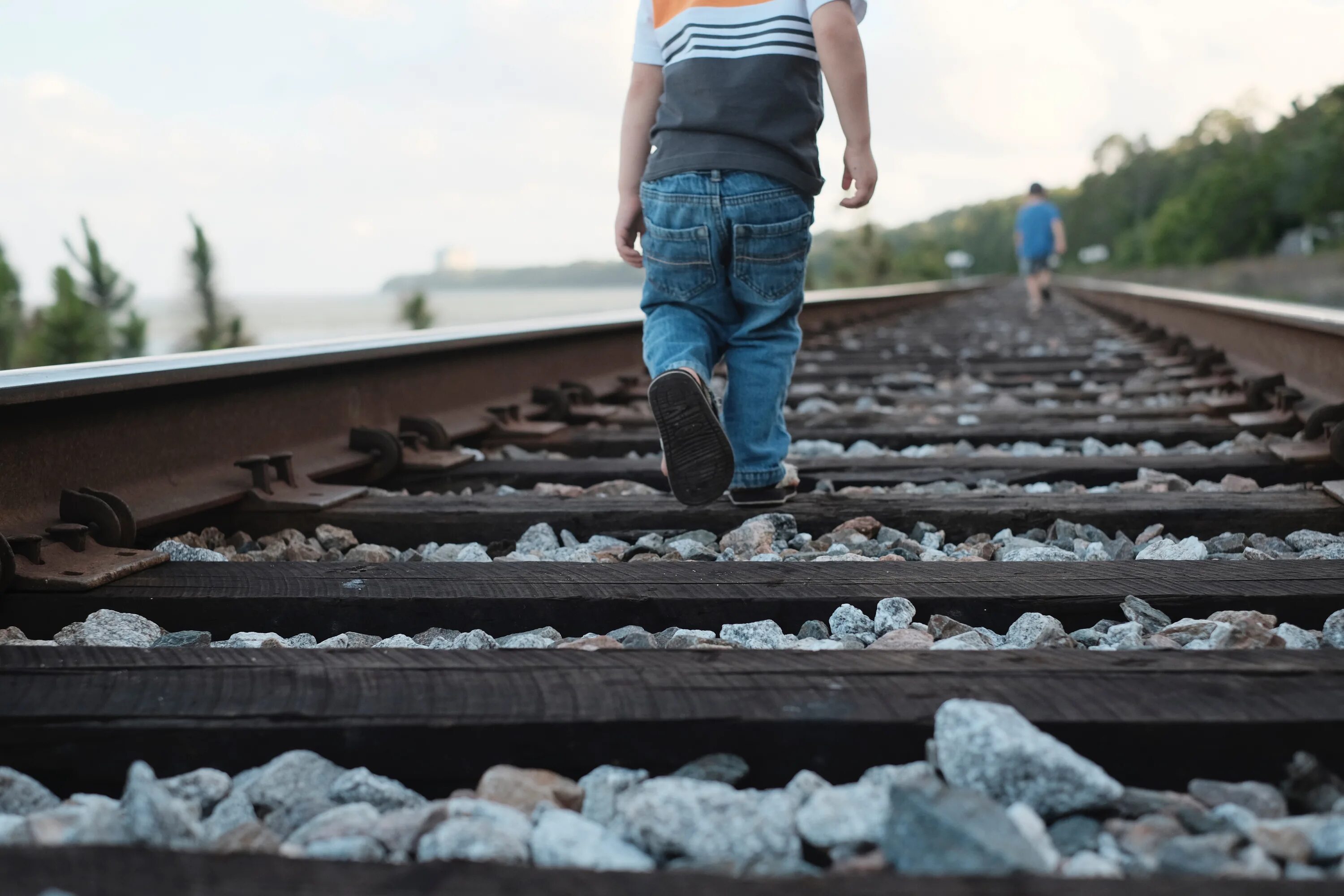 Случай на железной дороге. Камни на рельсах. Мальчик на железной дороге. Рельсы и человек.