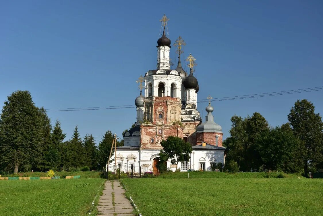 Храм Троицы Живоначальной в Дединово. Московская область, Дединово. Церковь Троицы Живоначальной. Храм в Дединово Луховицкого района. Дединово Московская область Луховицы.