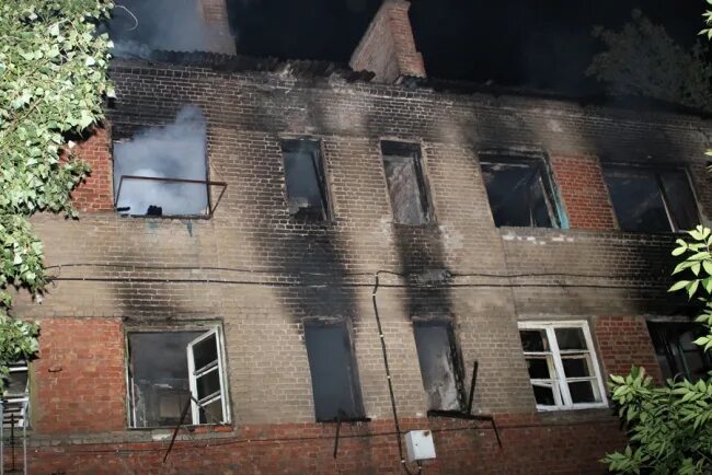 Сегодня ночью в энгельсе. Пожар энгельс общага. пожар общежитие энгельс кирпичный. пожар в энгельсе сейчас. пожар в энгельсе сегодня.
