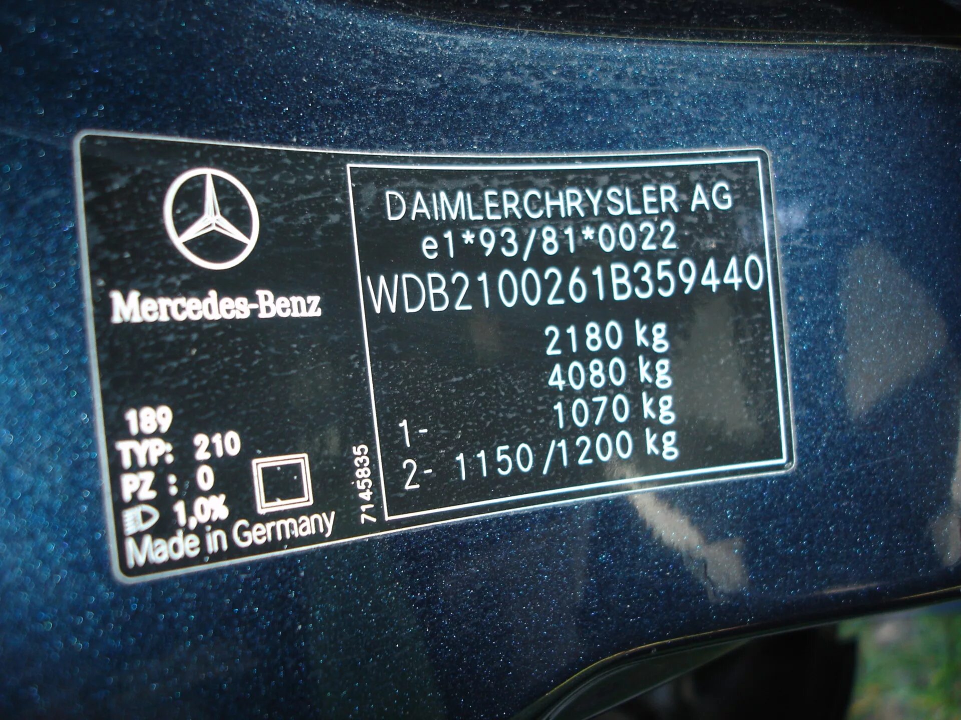 Mercedes codes. Mercedes Benz 211 табличка VIN. Табличка вин 211 Мерседес. VIN номер Мерседес w211. Вин номер Мерседес 210.