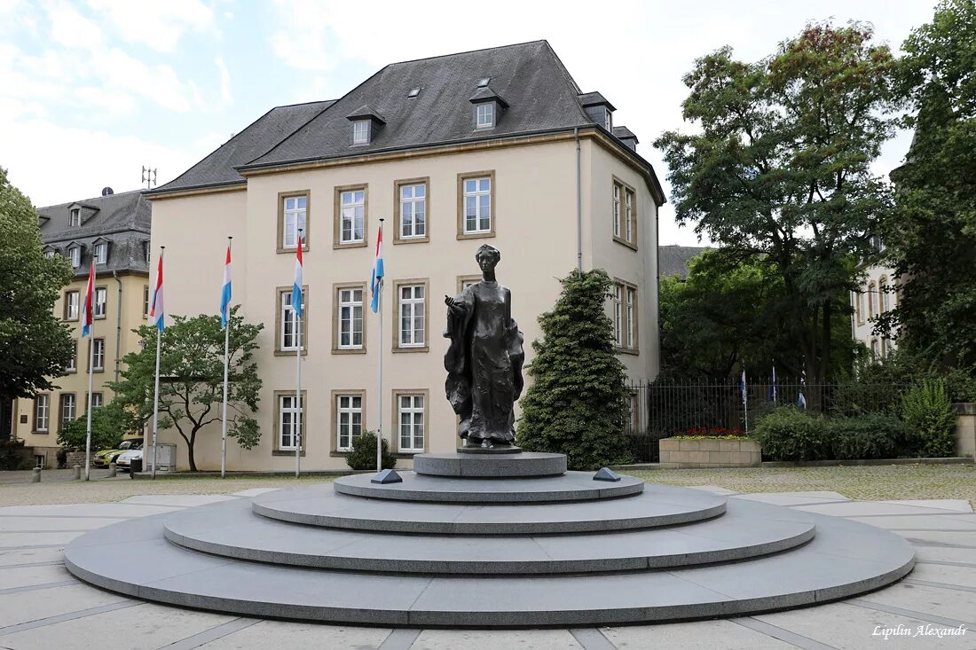 памятник люксембурга. люксембург центральная площадь. золотая леди люксембург. золотая леди памятник в люксембурге. статуя великой герцогини шарлотты, люксембург.