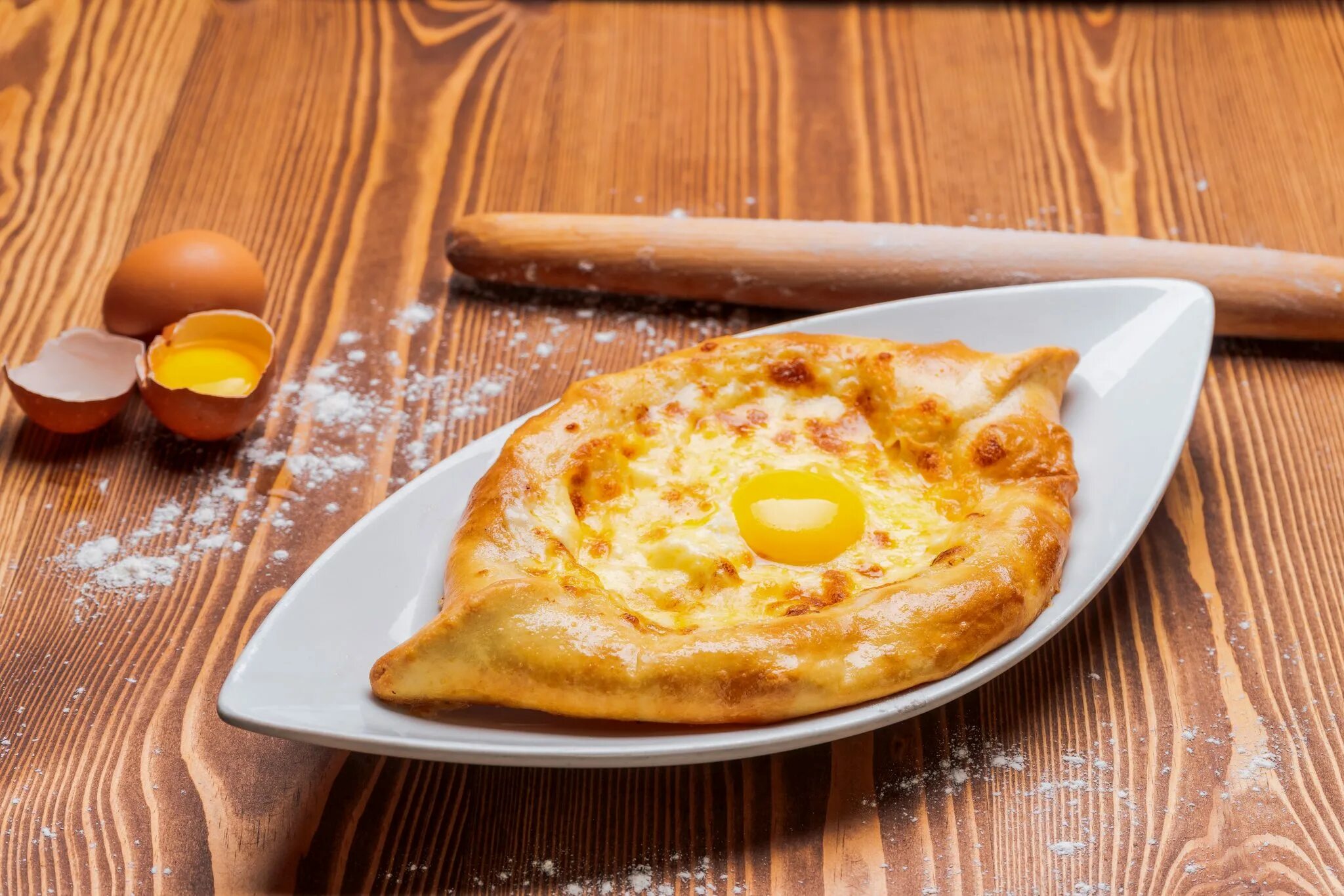 Хачапури на сковороде с творогом и яйцом. Хачапури по-аджарски. аджарский хачапури. аджарский хачапури лепешка. хачапури по-аджарски на сковороде.