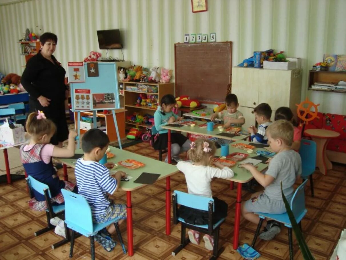 Патриотическое воспитание занятия в младшей. Старшая группа в садике. подготовительная группа в детском саду. занятия в старшей группе детского сада. дети подготовительной группы.