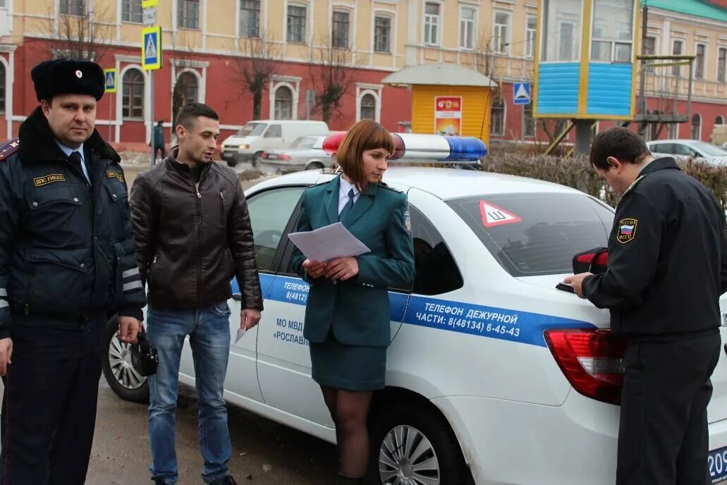 Автомобиль фнс. Налоговая служба служебные автомобили. ФНС машина. Полиция Рославль сотрудники. Машина налогового инспектора.