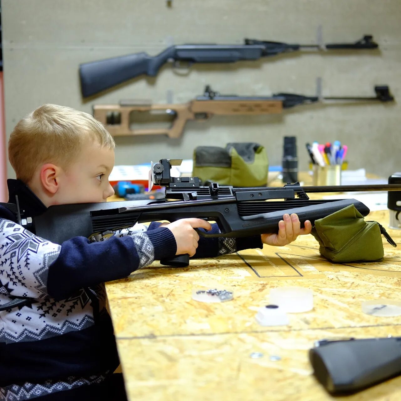 Тир в спб с боевым оружием. Тир для пневматики. Москва стрельбище тир. Оружейный тир. Fireline стрелковый.
