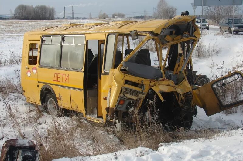 Автобус разбили. ПАЗ 3205 разбитый. Авария автобус ПАЗ с449ас138. Школьный автобус ПАЗ авария.